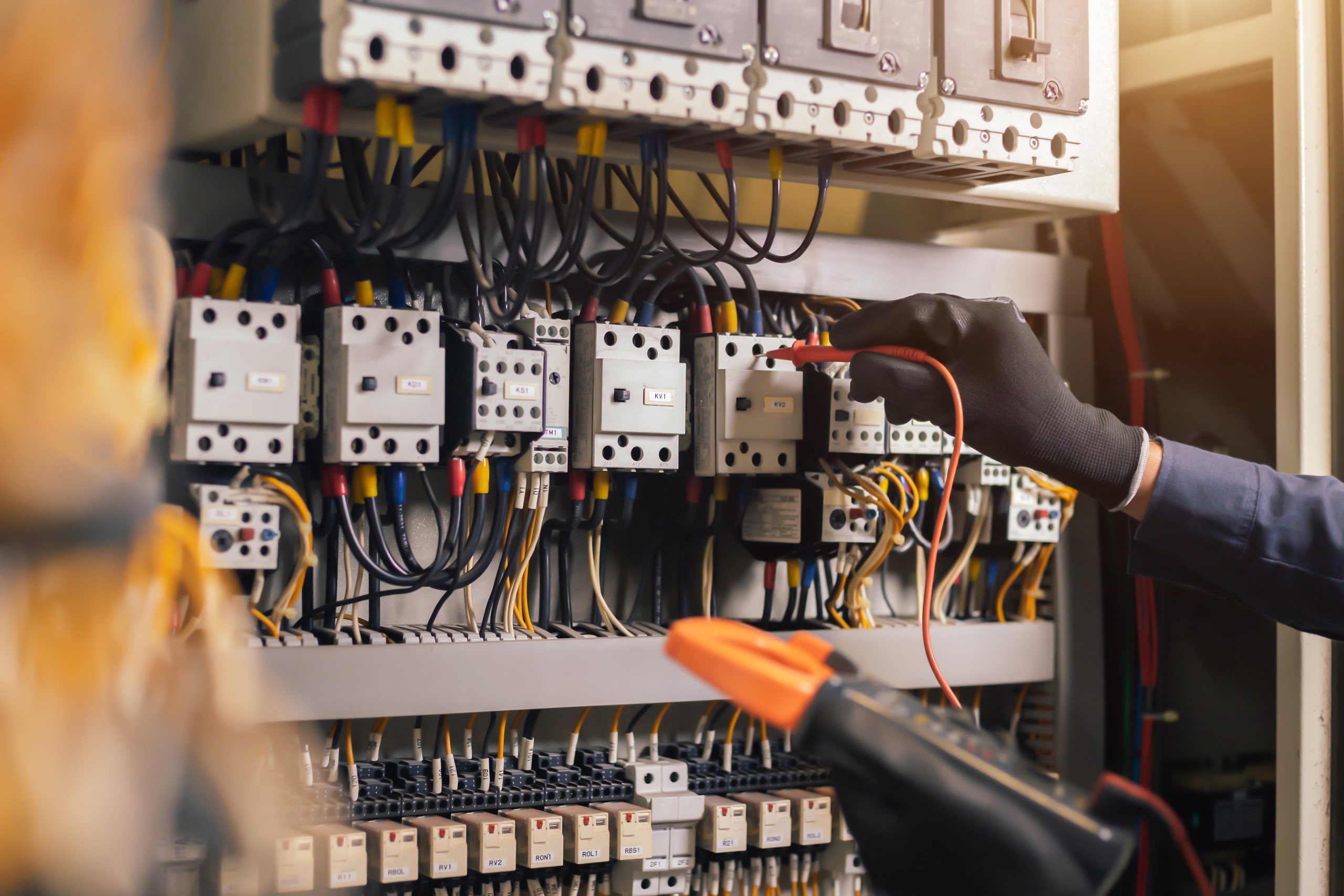 Elektriker misst Spannung